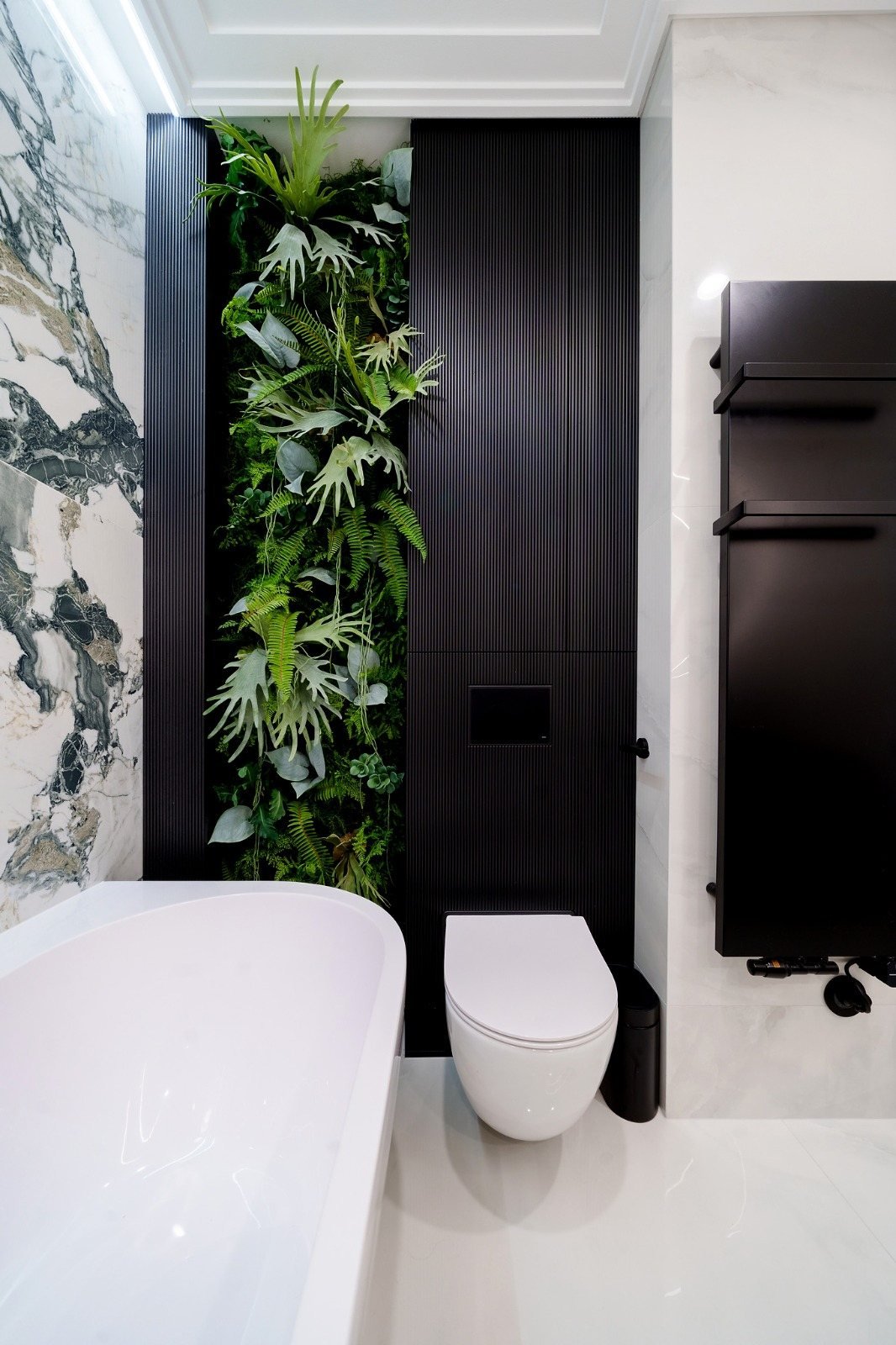 Premiumbad mit Badewanne, Pflanzenakzent und hochwertigem Finish