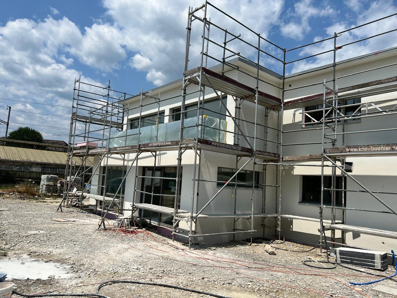 Fassade und Gerüst am größeren Objekt
