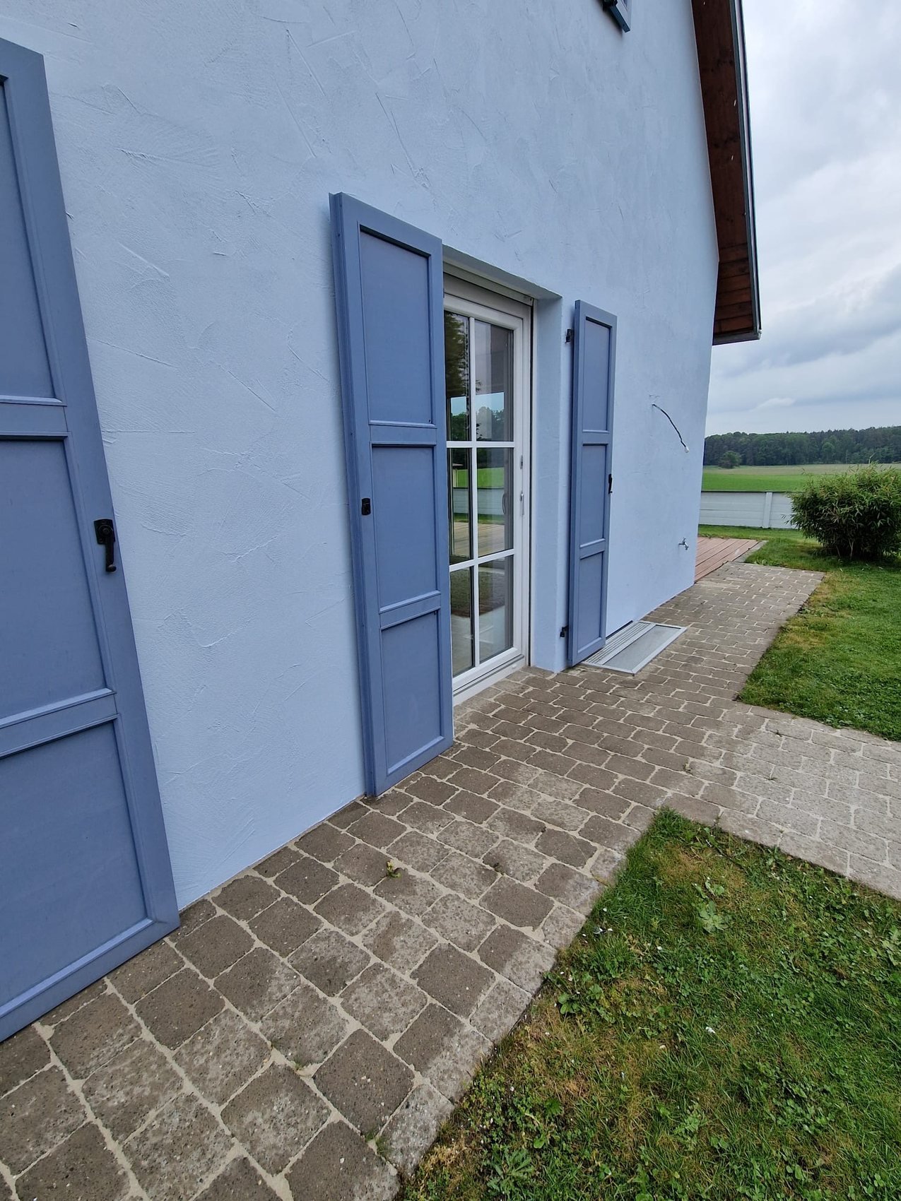 Fassadendetail mit Fensterläden