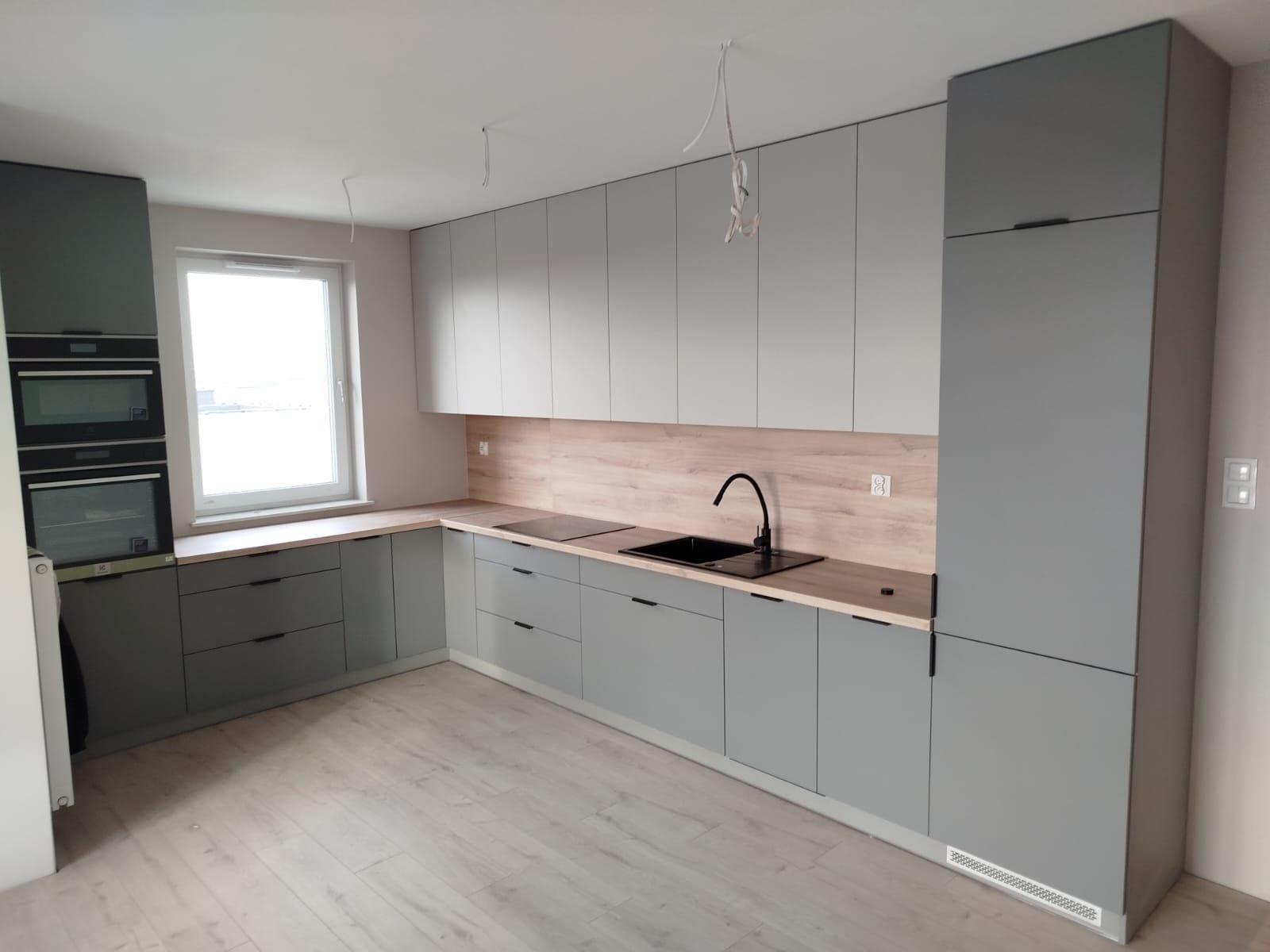 Geradlinige Küche in Grau und Holz