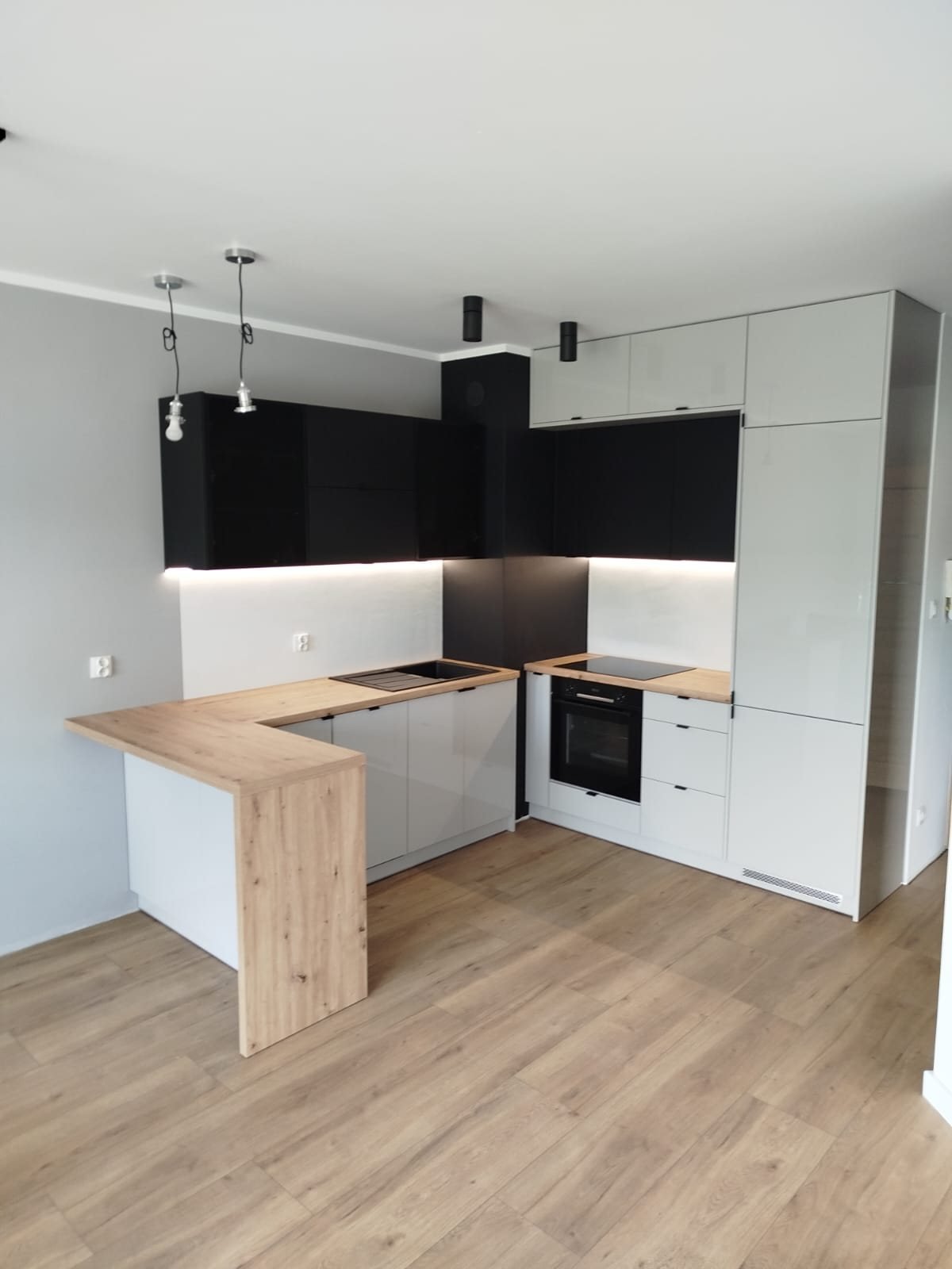 Moderne Standardküche mit Halbinsel